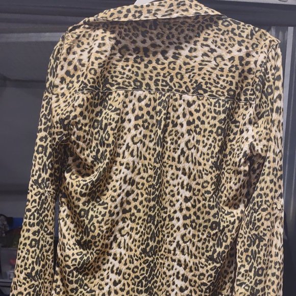 Long sleeve button-up animal print blouse from GUESS size Medium - EUC - Picture 5 of 6